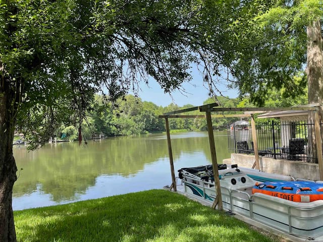 Lakefront on lake Austin with a Fantastic View