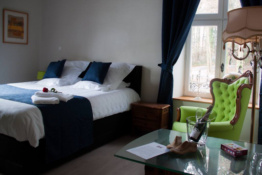 De ruime kamer biedt u alle comfort