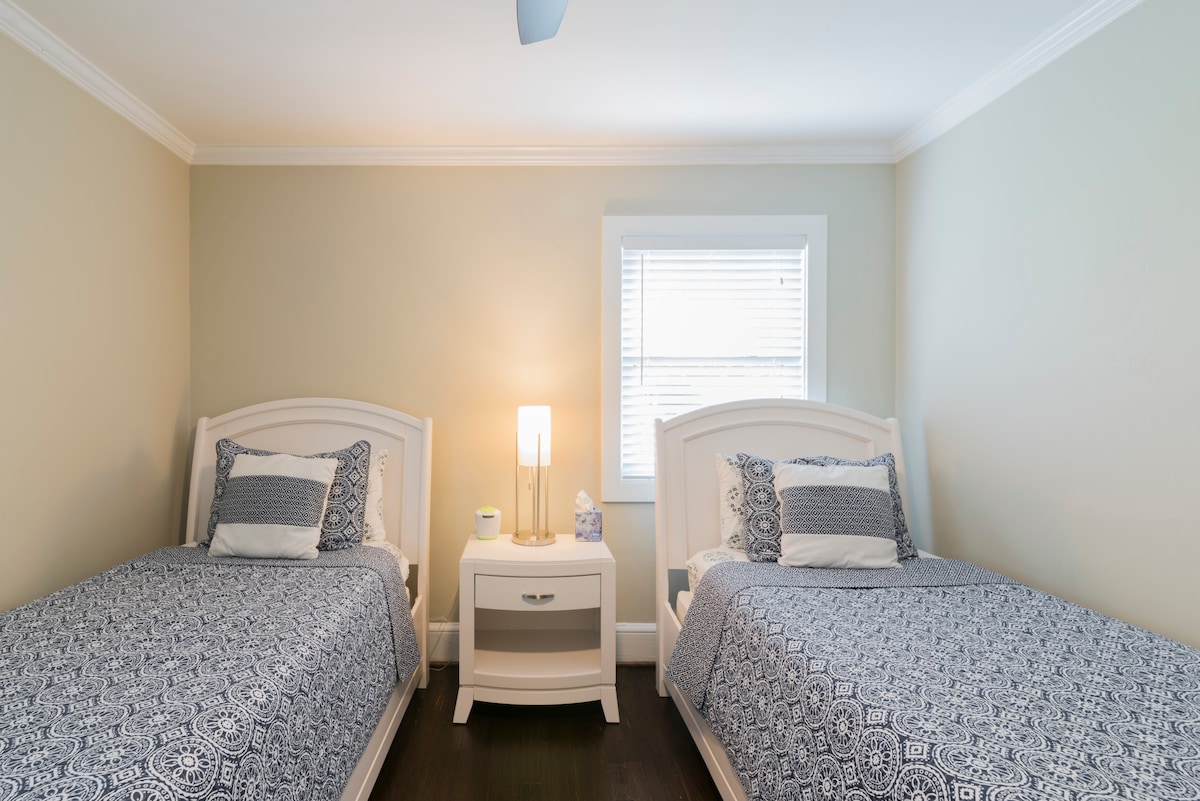 Спалня за гости с две единични легла (матраци от мемори пяна) и звукова машина