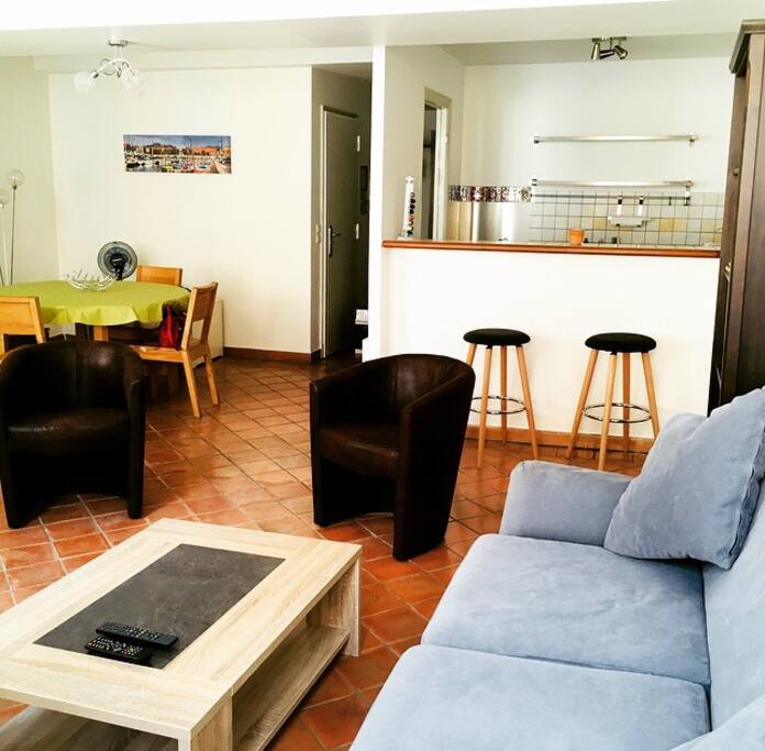 Cuisine avec bar ouvert sur salon