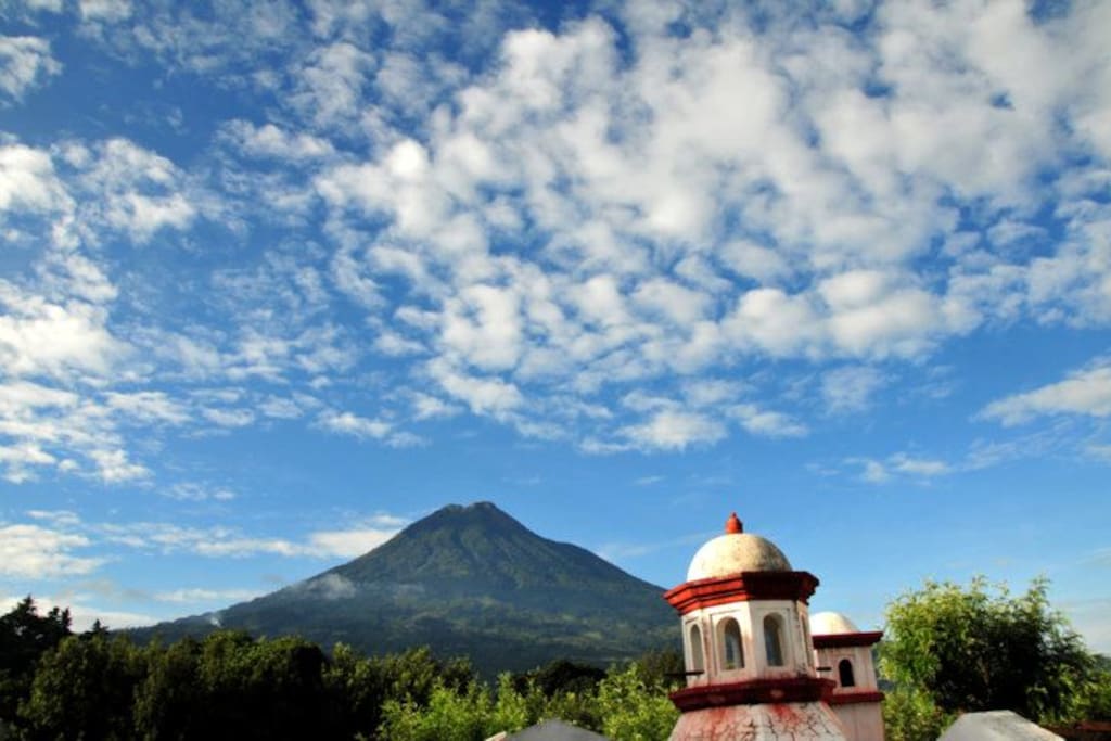 Cupulas de la cocina y volcan de Agua.