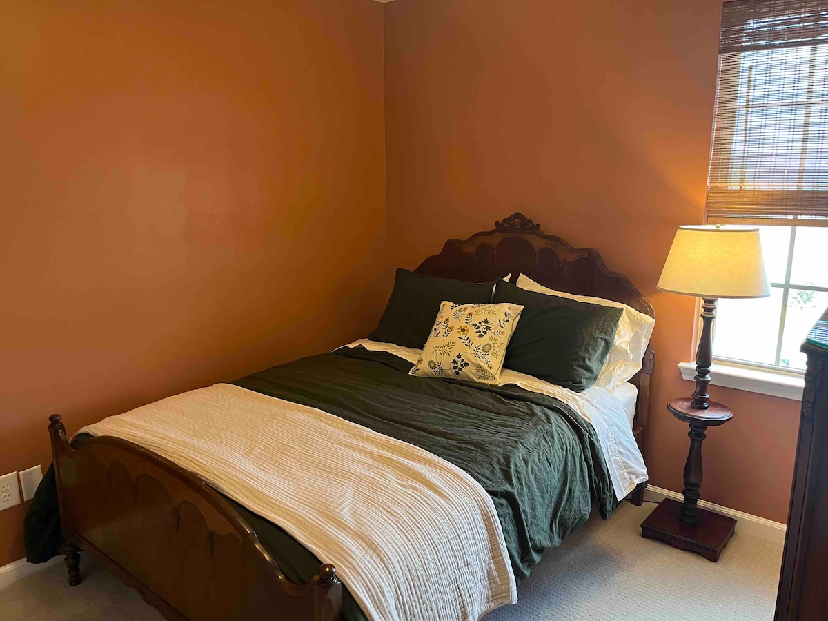 ห้องนอนที่ 2 พร้อมผ้าปูที่นอนและผ้านวมผ้าฝ้าย 100% 