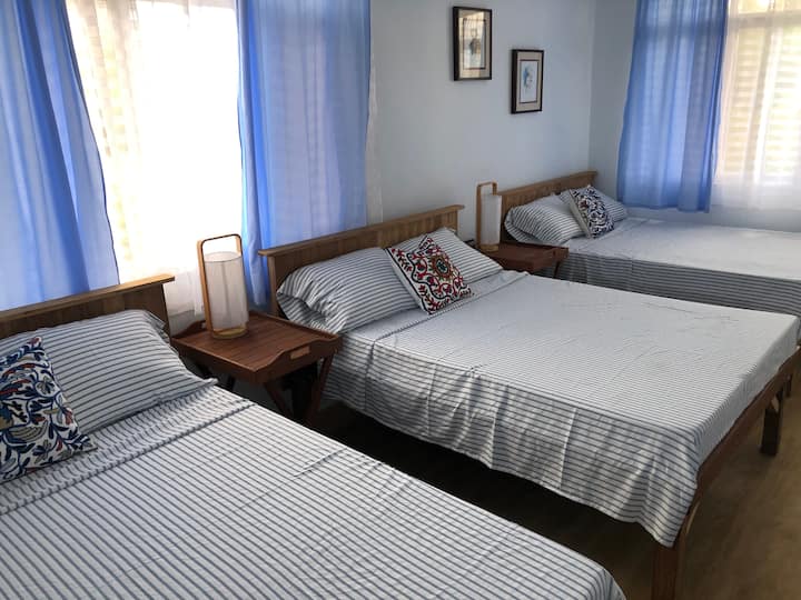 غرفة نوم 3 تحتوي على 3 أسرّة كاملة الحجم