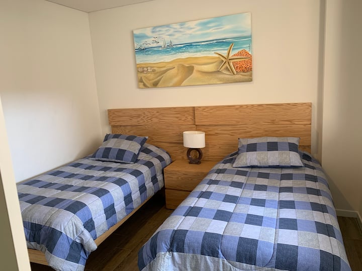 חדר שינה עם 2 מיטות יחיד.