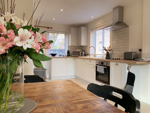 Annexe with free parking close to Salisbury Centre