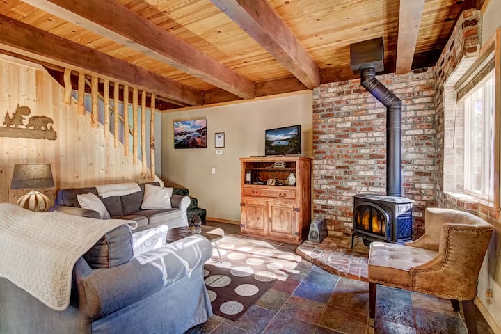 OPEN! Beautiful 2BR/2BA + Loft Cabin w/ Hot Tub!