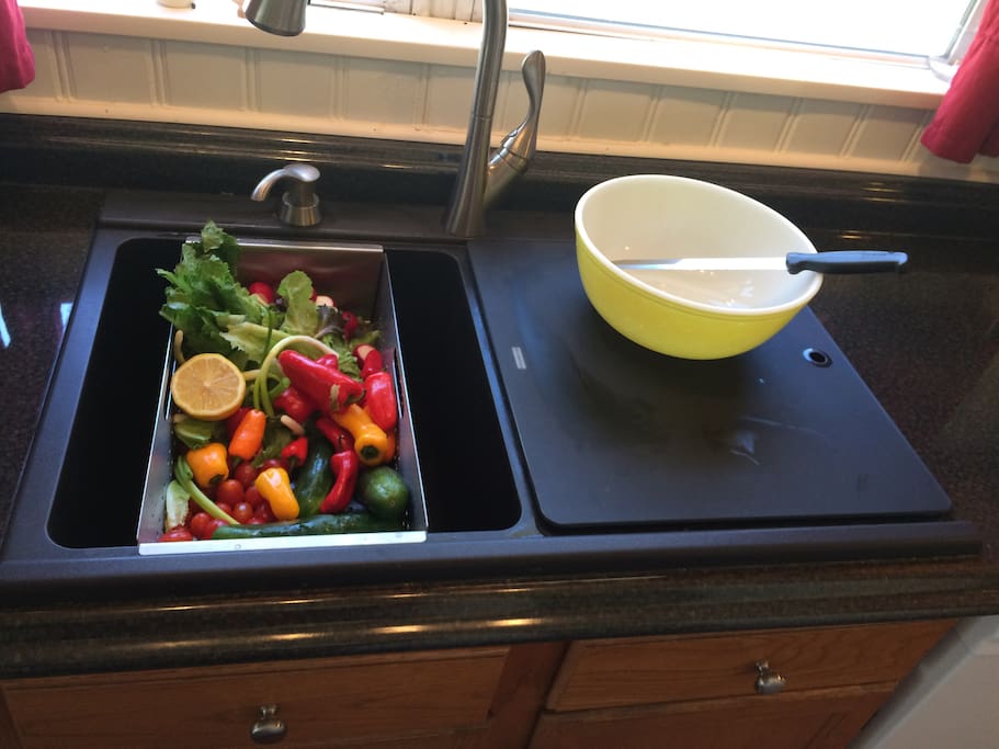 Cook in or eat out! Kitchen is fully equipped.