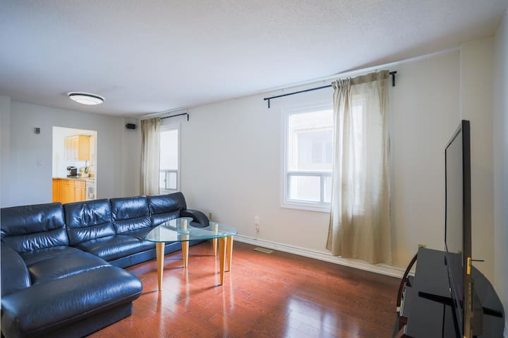 Fun home near Pacific Mall. Shopping & restaurants