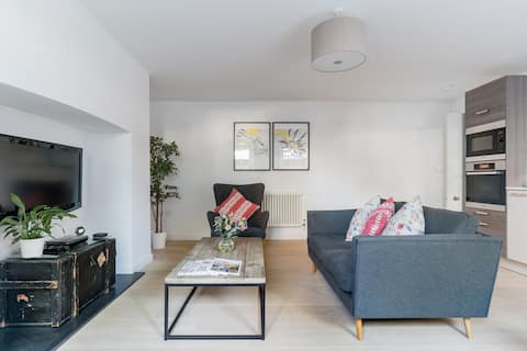 Top performing Airbnb: Stylish Georgian apartment. Central + Free Parking in Hotwells And Harbourside