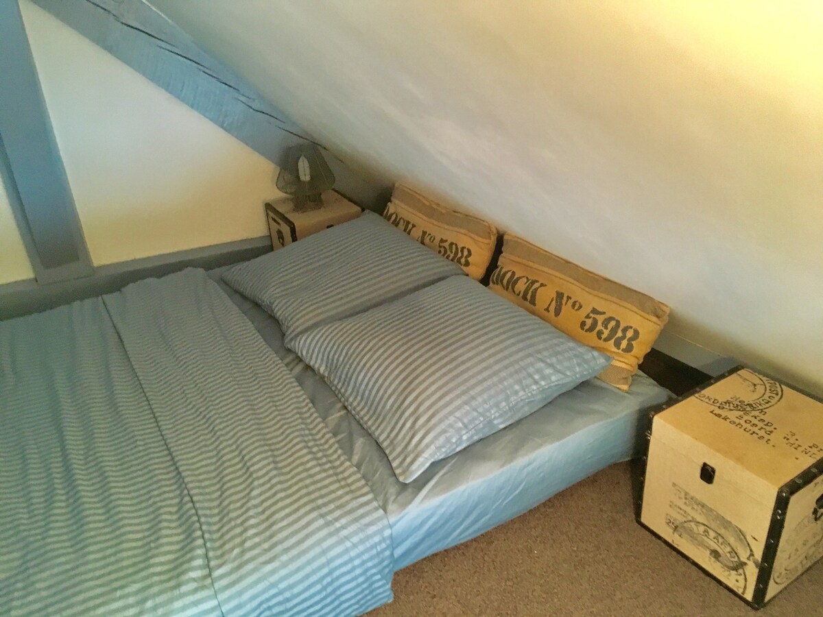 سرير يستوعب ضيفين