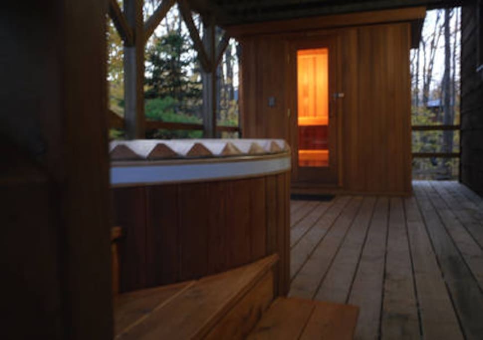 Private Outdoor Hot Tub and Sauna
