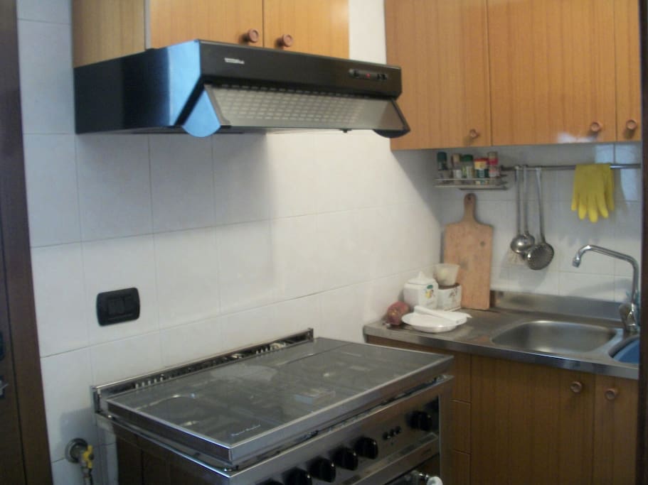 Piccola cucina ma funzionale.