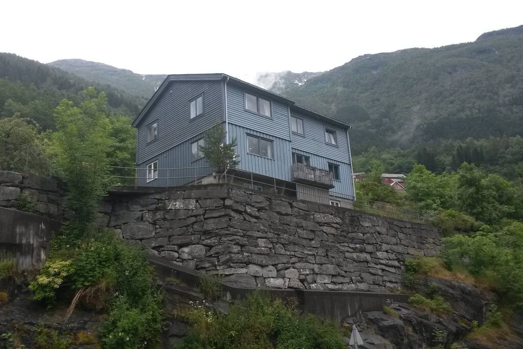 Welcome to Fresvik!1 km below the Hardangervidda..