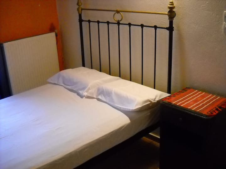 غرفة النوم الأولى