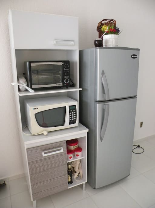 Horno eléctrico, horno microndas con grill y heladera con freezer