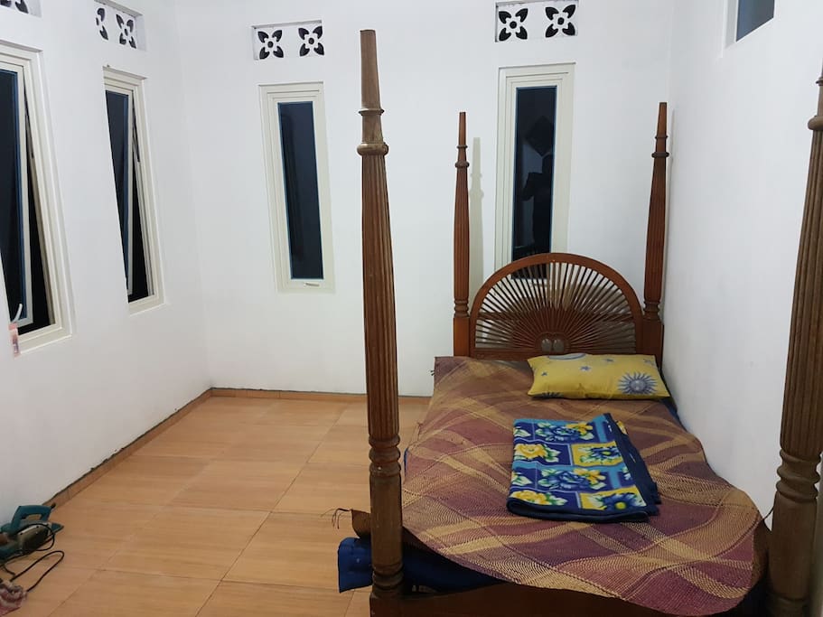 Single bed in 2sd bedroom, ensuite room