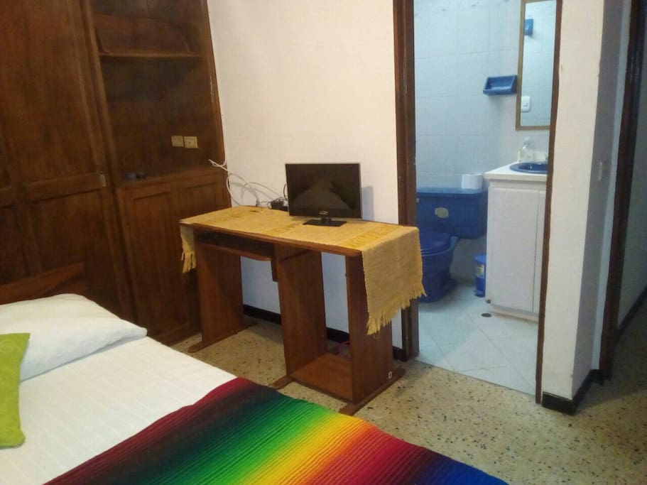 Tiene un closet amplio y mesa para computador