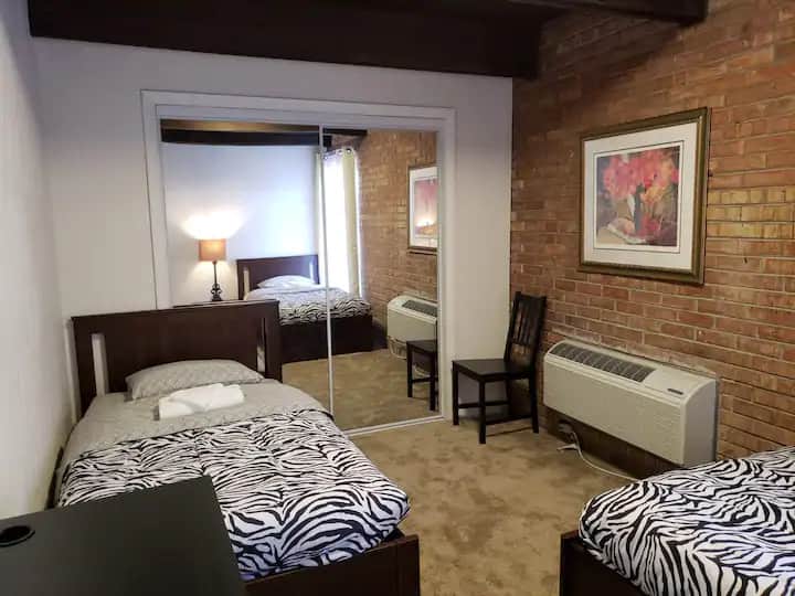 ห้องนอน 3: เตียงเดี่ยว 2 หลังพร้อมที่นอนเมมโมรี่โฟมสีเขียวและว่านหางจระเข้ผ้าปูที่นอนและผ้าเช็ดตัวใหม่กระจกขนาดใหญ่และโต๊ะทำงาน
