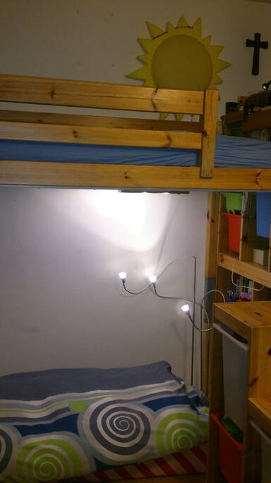 Hochbett, darunter zusätzliche Matratze
Loft bed underneath additional mattress