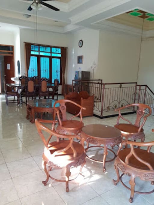 Ruang tengah yang terletak di lantai 2 lengkap dengan kulkas dan TV yang bisa dipakai bersama