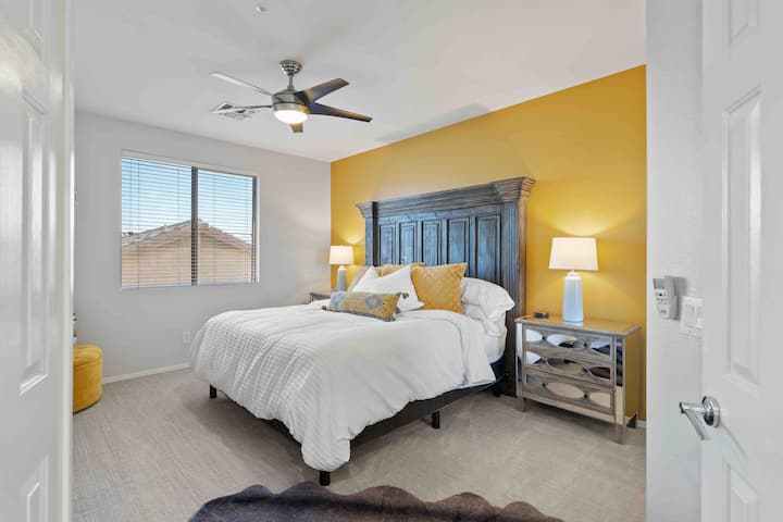 בחדר "גולדן סאן" יש מיטת קינג סייז עם מזרן קפיצים שמתאים לקינג סייז! כרבולית למטה וכריות בשפע יבטיחו מנוחה בלתי נשכחת.  טלוויזיה חכמה תספק בידור וגישה נוחה לאינטרנט, סרטים ומשחקים.