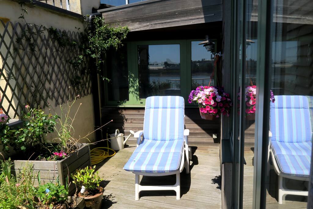 op het terras