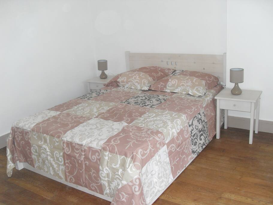 Lit 2 places 140 cm dans la chambre