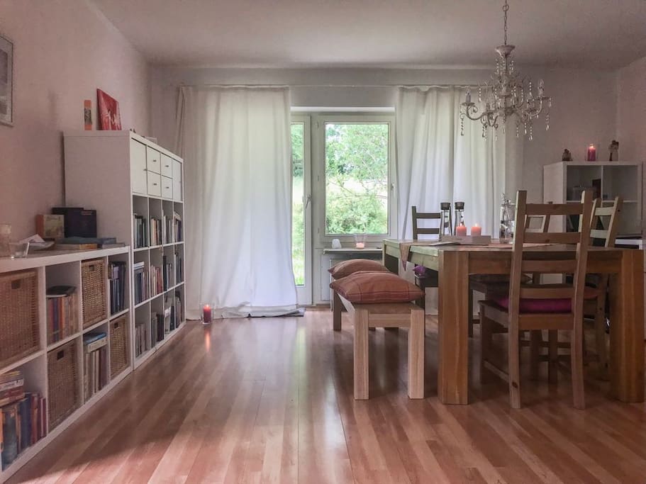 Wohnzimmer mit Eßplatz und Ter