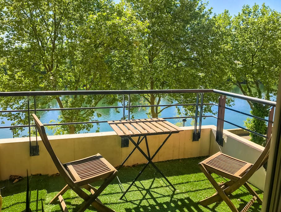 Une terrasse au calme, on se croirait en camping !