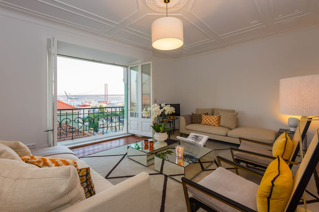 Luminous living room with a view of the river and famous 25th of April Bridge. Perfect mix between history and modernity. All fully equipped and new. #HistorialDistrict #New #LisbonHistory #LisbonLandmarks #25thofAprilBridge #Ponte25deAbril #tagusriver #lisbon