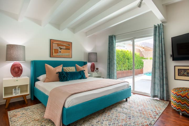 Არაჩვეულებრივი დიდი ზომის მთავარი საძინებელი მთის ხედებით Roku Smart 4KTV, ცალკე სააბაზანო და ცალკე საცურაო აუზი. 