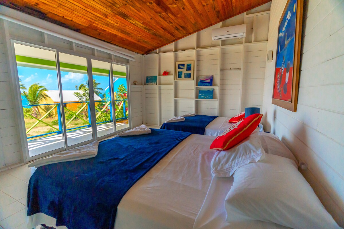 Ამ ოთახში არის კონდიციონერი, ცალკე სააბაზანო. Ოკეანის ხედი იშლება.