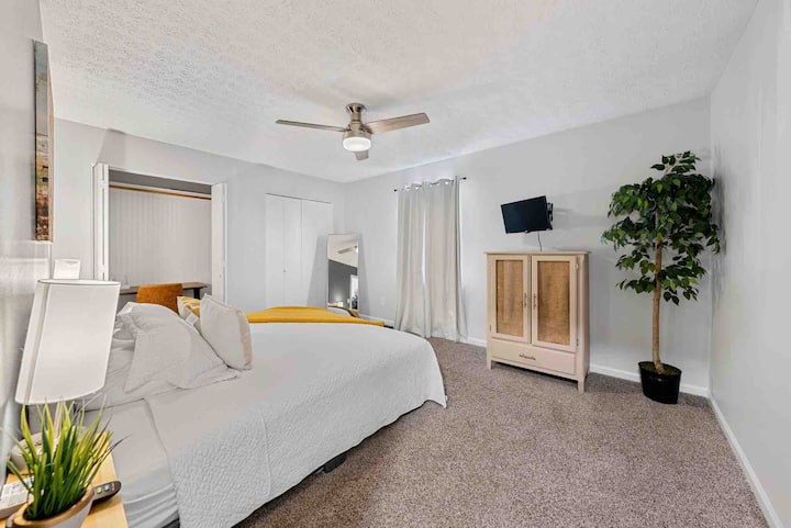 Krevat dopio "king size"/hapësirë e bollshme në dollap