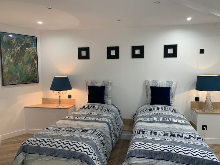 غرفة النوم السادسة. سرير رئيسي محتمل أو سرير منفصل في كل غرفة نوم. 
يحتوي المنزل على 6 غرف نوم وسريرين أريكة في غرفة المعيشة 