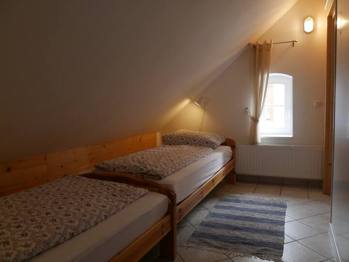 Pohľad na úzku dvojlôžkovú izbu, každá s rozmermi 200 x 90