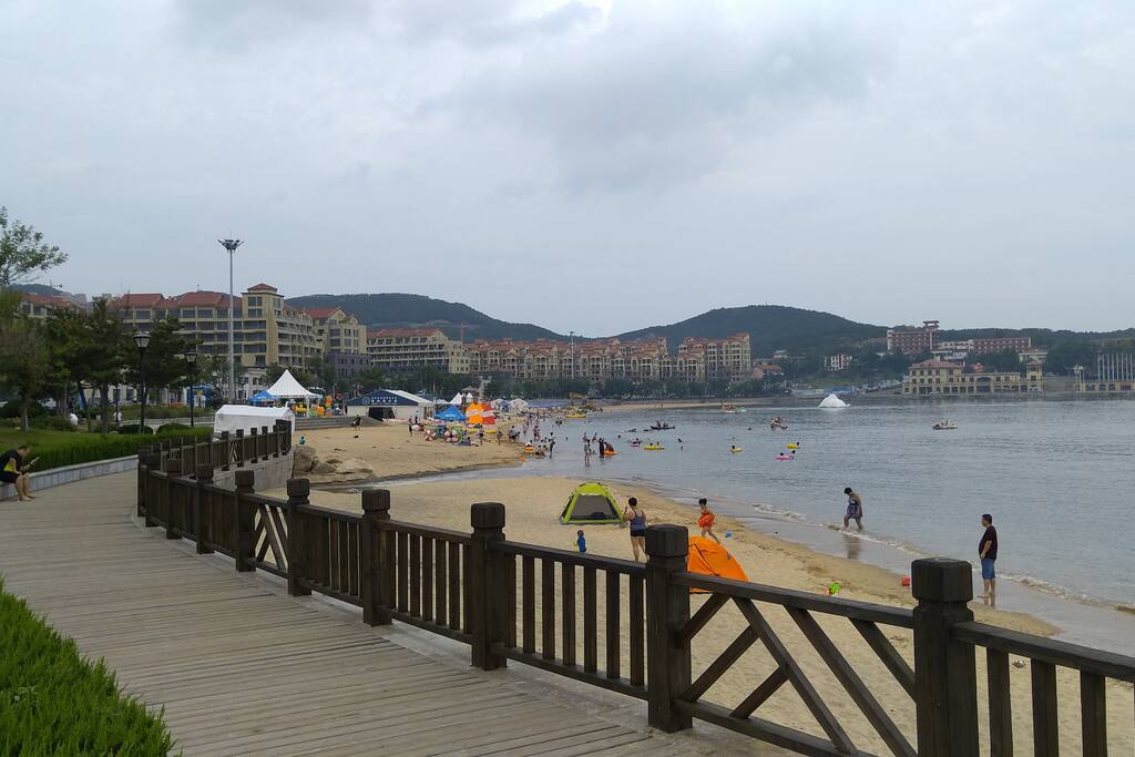 5分钟可步抵“半月湾海水浴场”