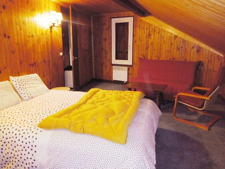 غرفة النوم رقم4 في الطابق الثاني: هذه الغرفة منفصلة عن الغرفة رقم3 بممر.
غرفة نوم كبيرة في الطابق الثاني مع سرير بعرض 140 سم وخزانة ملابس ومغسلة. تطل النافذة على الطريق، ووسط فينتون.