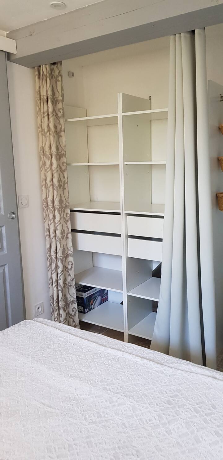 Un grande spogliatoio con ripiani, cassetti e una parte armadio per riporre tutti i tuoi effetti personali