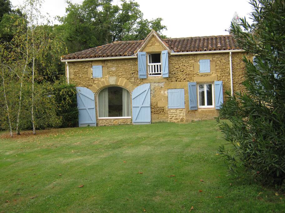 vue du gite coté maison des propriétaires le salon se trouve derrière la baie vitrée chambre 1 rdc chambre 2 étage
