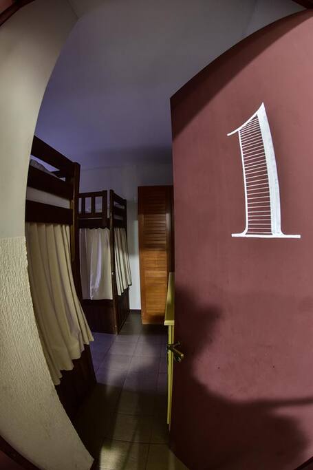 Quarto 1- Suite compartilhada feminino com 8 camas