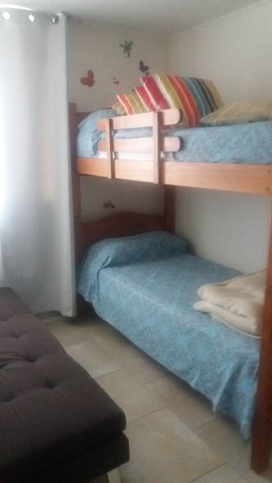 Dormitorio familiar. con 1 litera y 1 sofá coma, impecable.