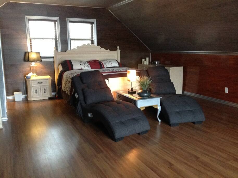 King sized bed and two chaise lounges