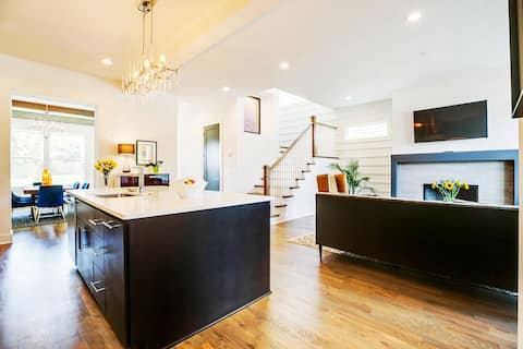 Popular Airbnb listing: Walk to Broadway · Rooftop Skyline · Mockingbird in Tennessee