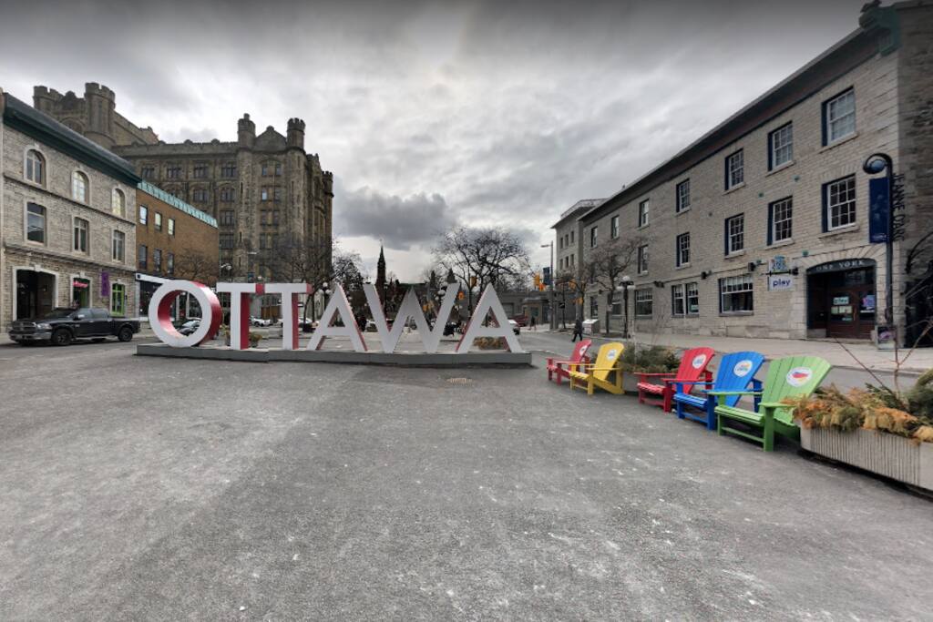 Short walk to Byward Market from our awesome apartment :D