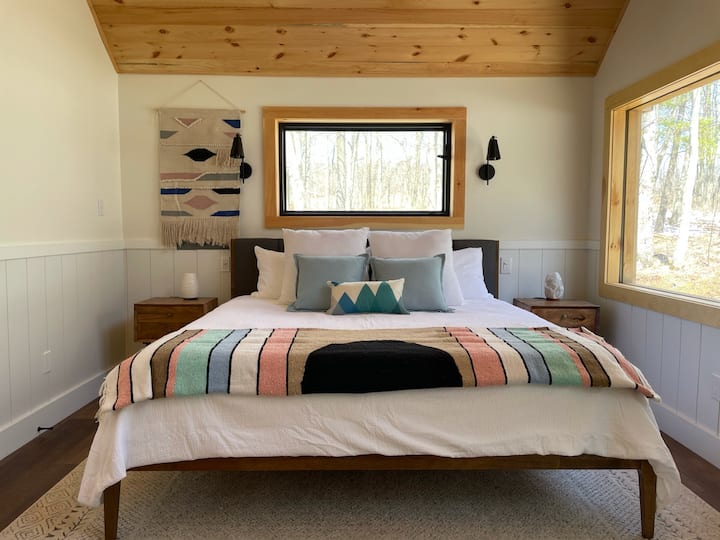 King size Casper hybrid mattress in primary bedroom. 