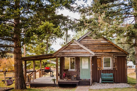 Cozy Orchard Cabin, 10 min to Glacier w/ hot tub