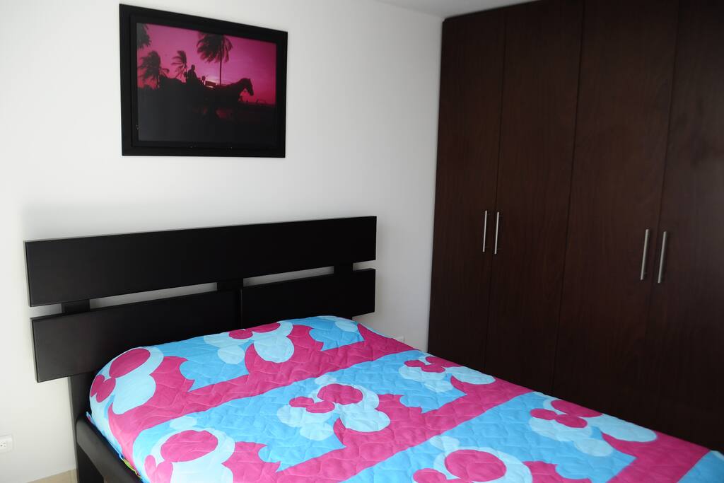 Habitación con cama doble y baño privado