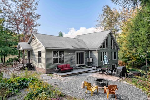 Spacious lakefront oasis - perfect winter getaway