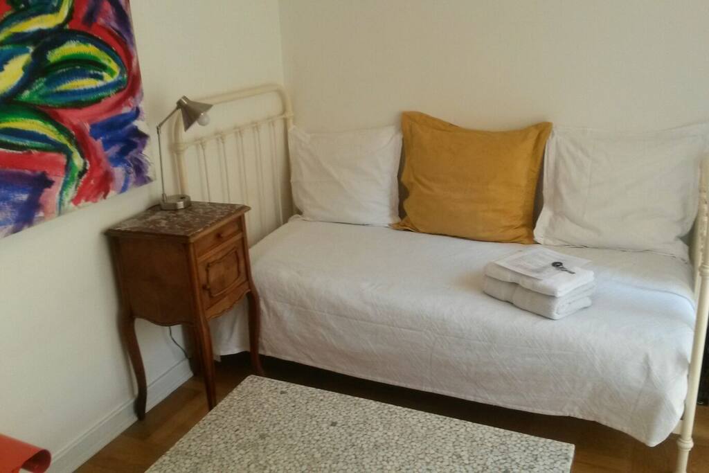 Dans votre chambre, un couchage de qualité, une table basse et une table haute face à une grande baie vitrée
In your bedroom, a quality sleeping, à coffee table and a high table fronting a bay window