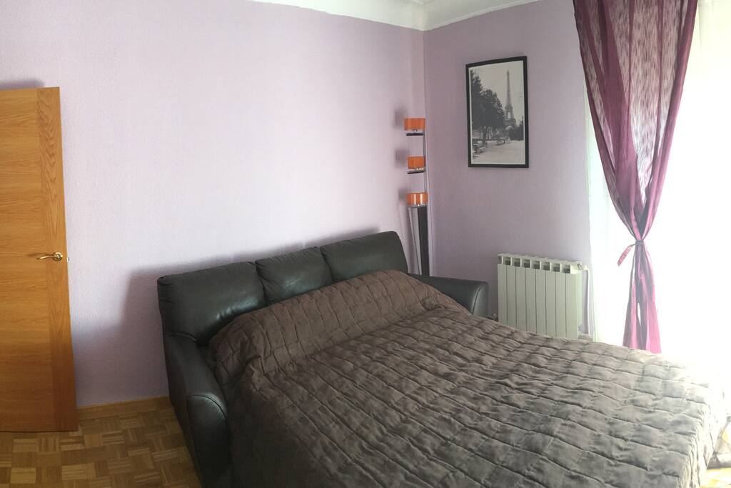 Habitación de matrimonio con mesa de trabajo